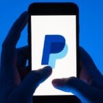 ARCHIV - Das Bundeskartellamt will die Geschäftspraktiken des Online-Bezahldienstes Paypal unter die Lupe nehmen. Foto: Sebastian Kahnert/dpa